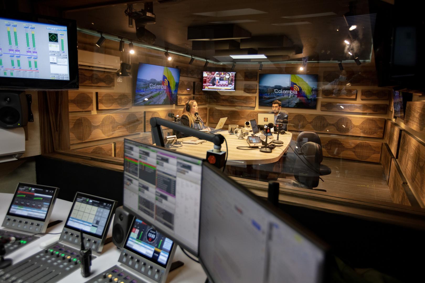 El libro sobre los 80 años de Radio Nacional de Colombia